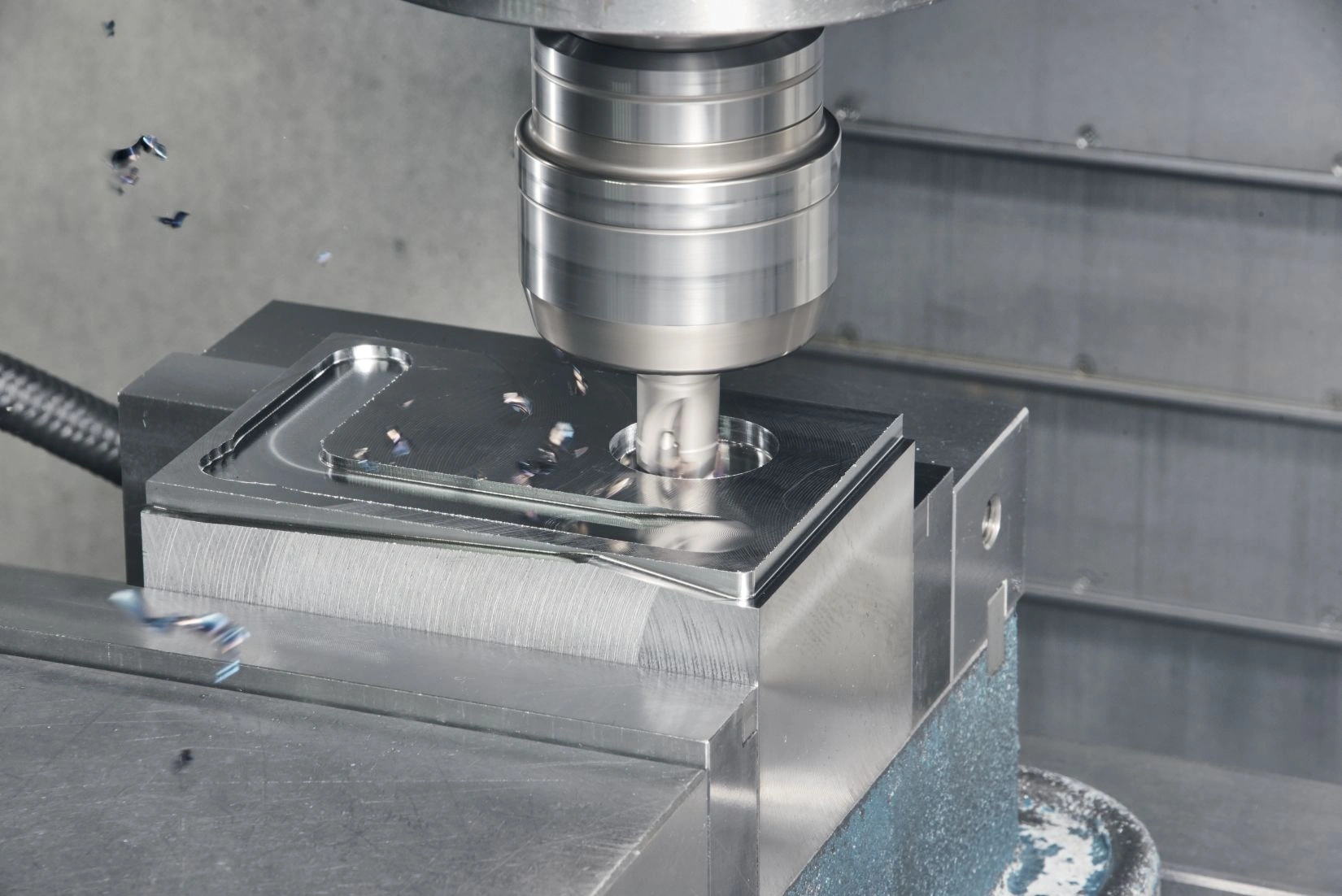 Fräser bei der Bearbeitung eines Metallwerkstücks